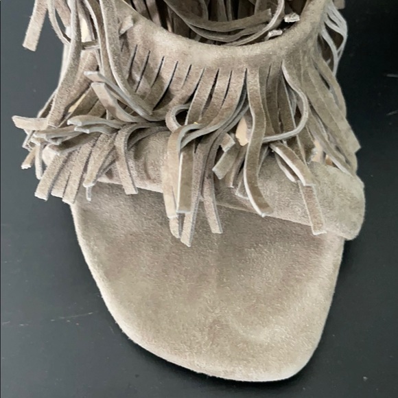 SOLD Steve Madden 3 tier fringe heel taupe sz 8 - Picture 6 of 9